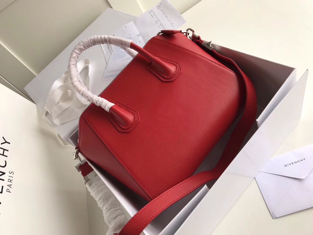 Gienvchy_Antigona_Tote-2